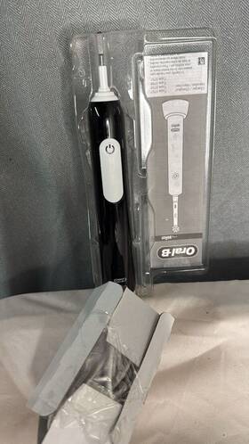 7f53 Oral-b Pro 1000 Rechargeable Electric Toothbrush Black Brush Head Not Included