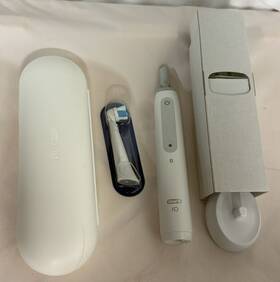 Pxr1 Oral-b Io Series 4 Electric Toothbrush White With Brush Head And Travel Case-used